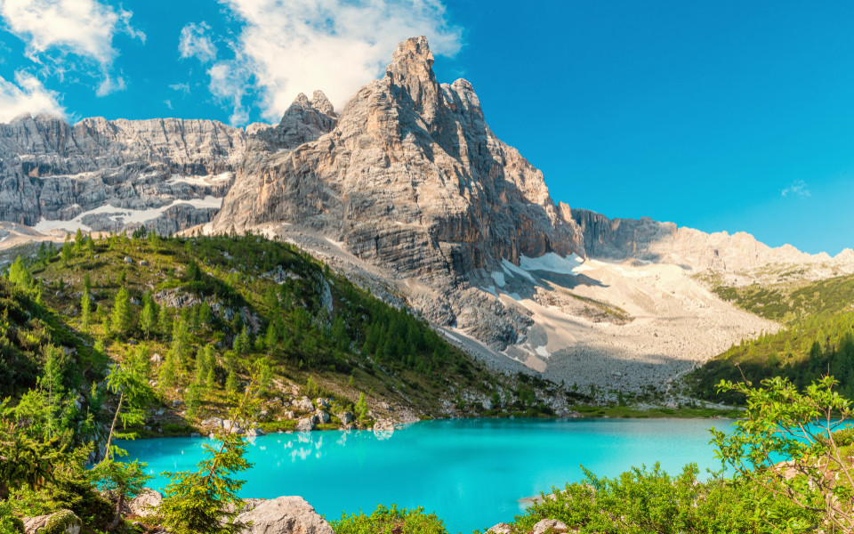 Blick auf den Lago di Sorapis mit t&uuml;rkisfarbenem Wasser, im Hintergrund eine Felslandschaft