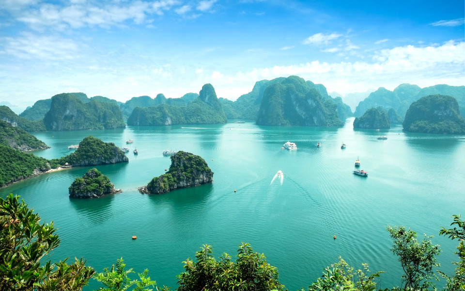 UNESCO-Welterbest&auml;tte Halong-Bucht mit riesigen Kalksteinfelsen inmitten des t&uuml;rkisen Meeres.  