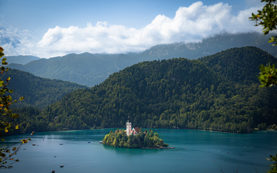 Ein weiter Panoramablick &uuml;ber den gesamten Bleder See mit der Alpenkulisse, der Inselkirche in Slowenien 